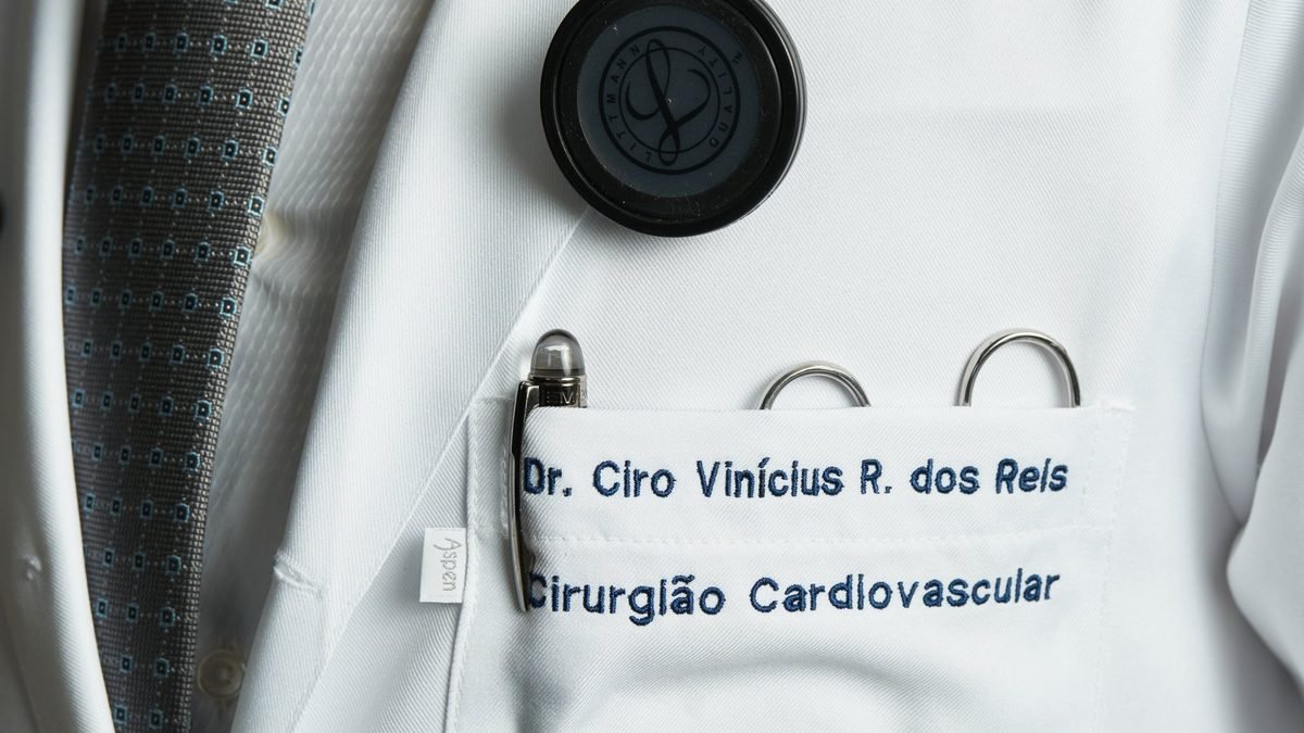 Jaleco do Dr. Ciro Vinícius R. dos Reis, cirurgião cardiovascular em Goiânia